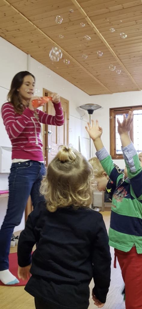 SING, SING AND BOOGIE IN CRAWLEY, WEST SUSSEX & SURREY.